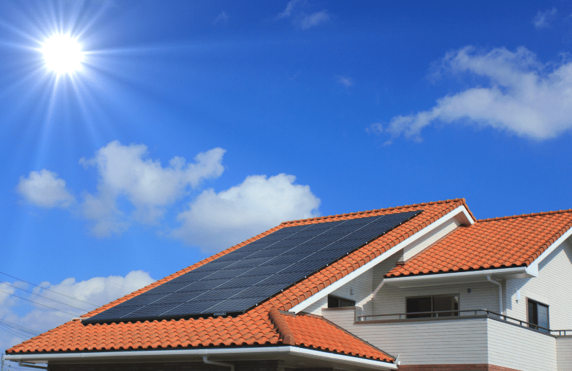 Centrale photovoltaïque intégrée en toiture : responsabilité décennale