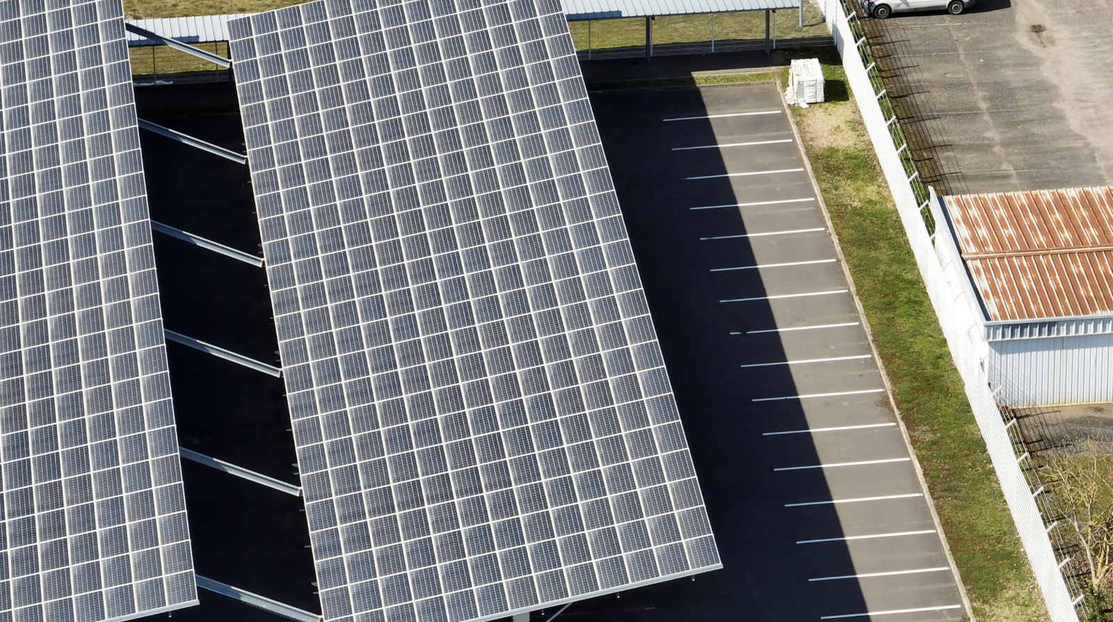 Public : accompagnement de collectivités territoriales (dont la Métropole de Lyon, des régions, des départements, des syndicats d’énergie) pour la réalisation d’ombrières photovoltaïques sur des parkings, des centrales sur bâtiments et au sol (en autoconso, AO CRE, PPA…).